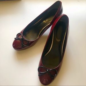 Women’s burgundy block heel patent pumps with bow